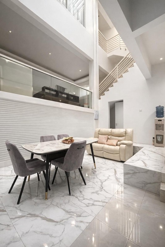 Tanah Luas 187 m2 di Kebayoran Village | Rumah 2 Lantai 3+1 BR