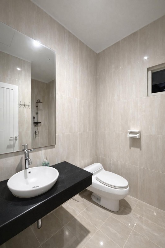 Tanah Luas 187 m2 di Kebayoran Village | Rumah 2 Lantai 3+1 BR