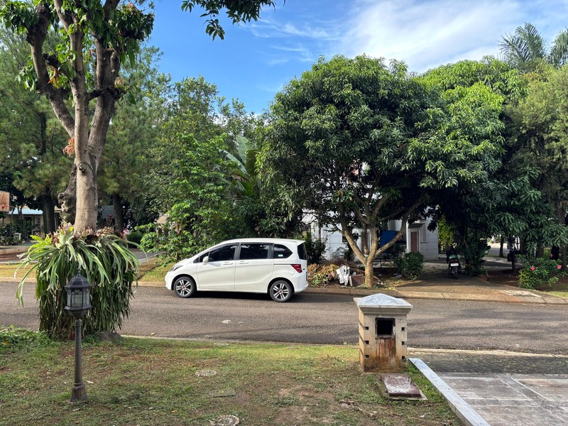Rumah Siap Huni 2 Lantai Hadap Taman di Legenda Wisata Cibubur 