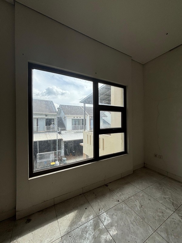 Rumah Siap Huni 2 Lantai Hadap Taman di Legenda Wisata Cibubur 