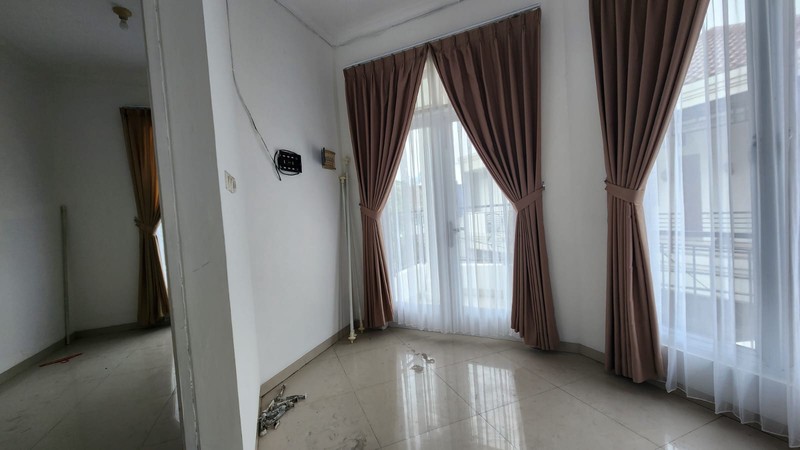 Disewa Rumah Depan Taman - 9 Kamar Tidur - Tebet Barat Dalam 