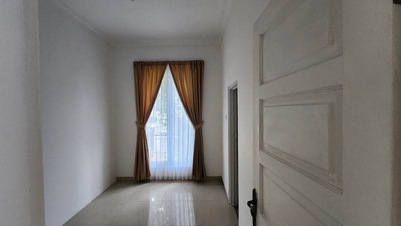 Disewa Rumah Depan Taman - 9 Kamar Tidur - Tebet Barat Dalam 