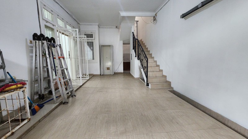 Disewa Rumah Depan Taman - 9 Kamar Tidur - Tebet Barat Dalam 