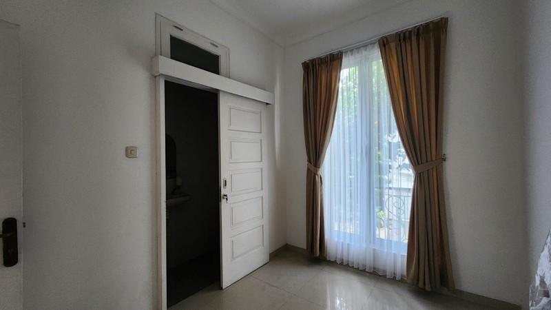 Disewa Rumah Depan Taman - 9 Kamar Tidur - Tebet Barat Dalam 