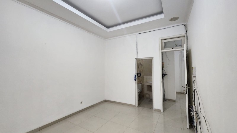 Disewa Rumah Depan Taman - 9 Kamar Tidur - Tebet Barat Dalam 