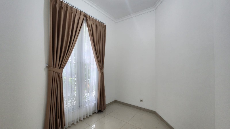 Disewa Rumah Depan Taman - 9 Kamar Tidur - Tebet Barat Dalam 