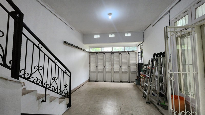 Disewa Rumah Depan Taman - 9 Kamar Tidur - Tebet Barat Dalam 