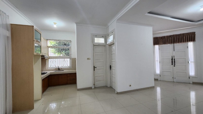 Disewa Rumah Depan Taman - 9 Kamar Tidur - Tebet Barat Dalam 