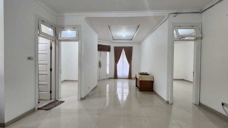 Disewa Rumah Depan Taman - 9 Kamar Tidur - Tebet Barat Dalam 