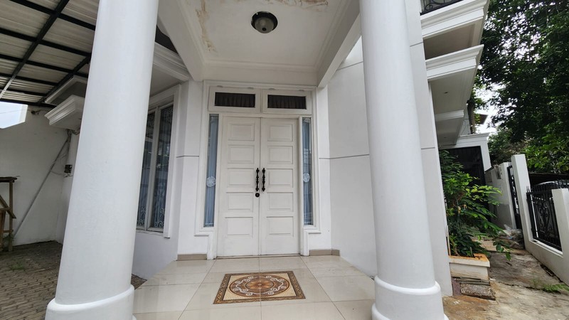 Disewa Rumah Depan Taman - 9 Kamar Tidur - Tebet Barat Dalam 