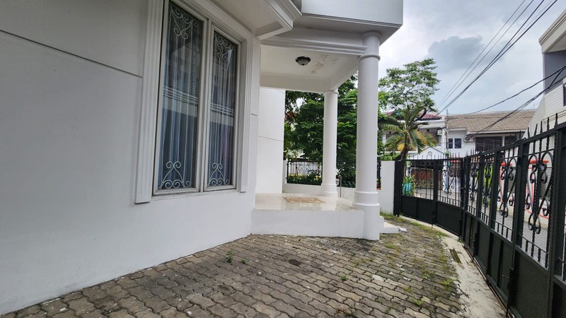 Disewa Rumah Depan Taman - 9 Kamar Tidur - Tebet Barat Dalam 