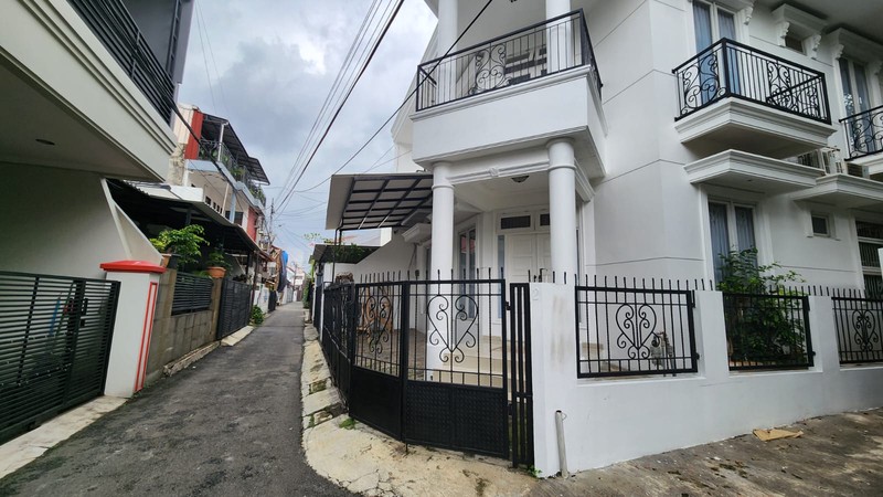 Disewa Rumah Depan Taman - 9 Kamar Tidur - Tebet Barat Dalam 