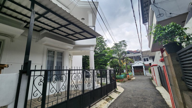 Disewa Rumah Depan Taman - 9 Kamar Tidur - Tebet Barat Dalam 