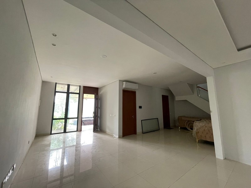 Rumah 2 Lantai Semi Furnished, Cantik di Miami Kota Wisata