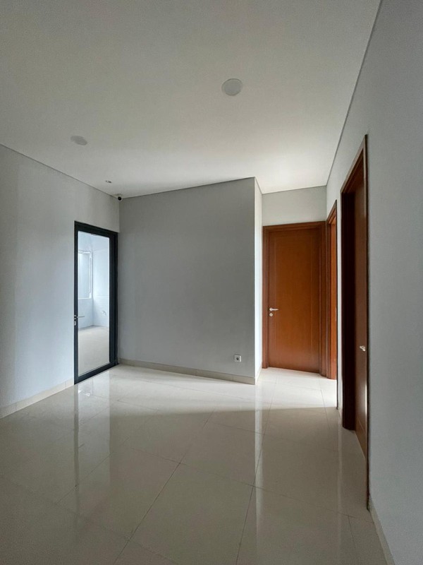 Rumah 2 Lantai Semi Furnished, Cantik di Miami Kota Wisata