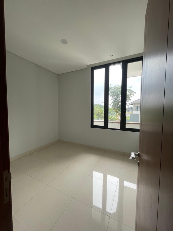 Rumah 2 Lantai Semi Furnished, Cantik di Miami Kota Wisata