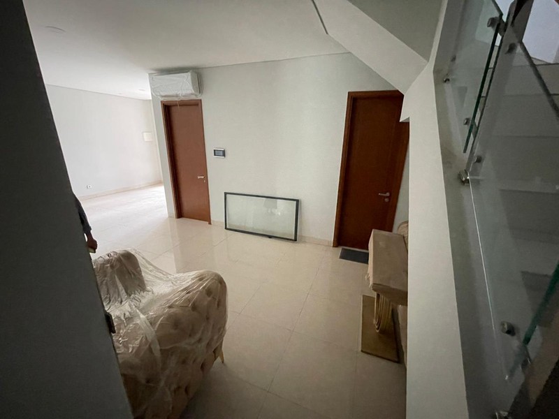 Rumah 2 Lantai Semi Furnished, Cantik di Miami Kota Wisata
