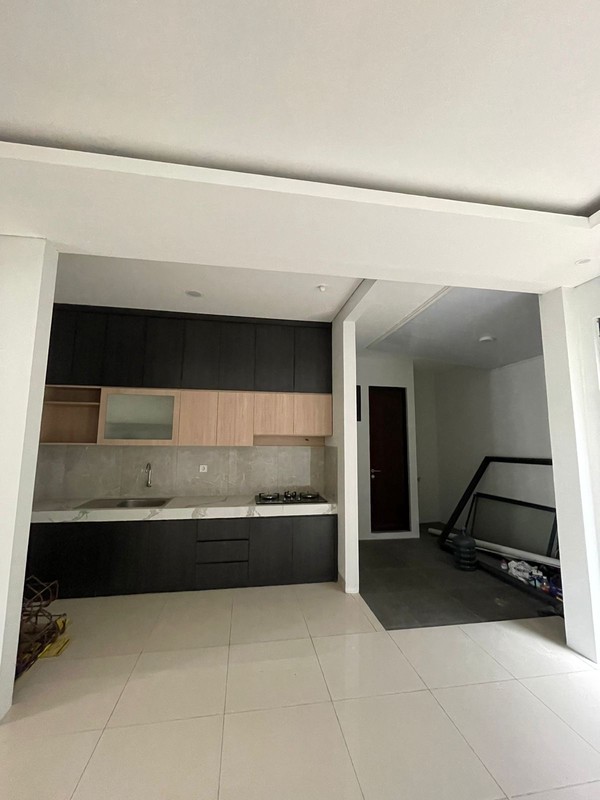 Rumah 2 Lantai Semi Furnished, Cantik di Miami Kota Wisata