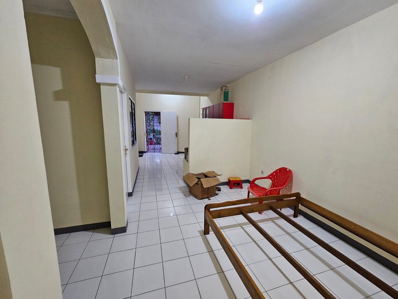 Rumah Siap Huni dengan Hunian Nyaman dan Asri ada Halaman Belakang yang Luas @Karang Tengah, Tangerang Selatan