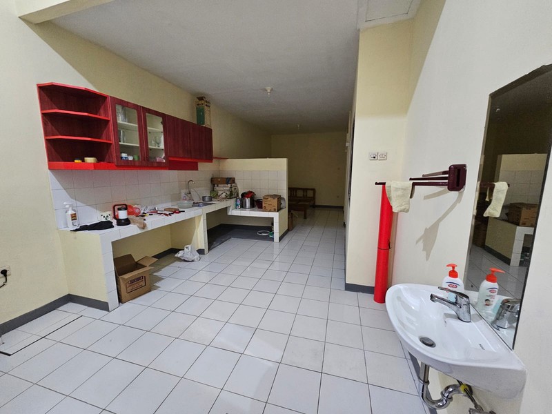 Rumah Siap Huni dengan Hunian Nyaman dan Asri ada Halaman Belakang yang Luas @Karang Tengah, Tangerang Selatan