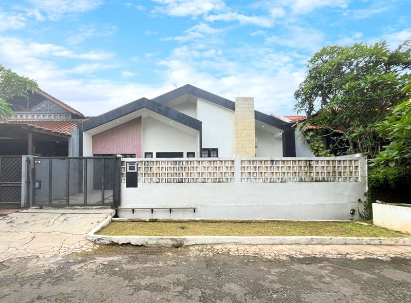 Rumah 1 Lantai Full Furnished dengan Halaman Luas di Cinere