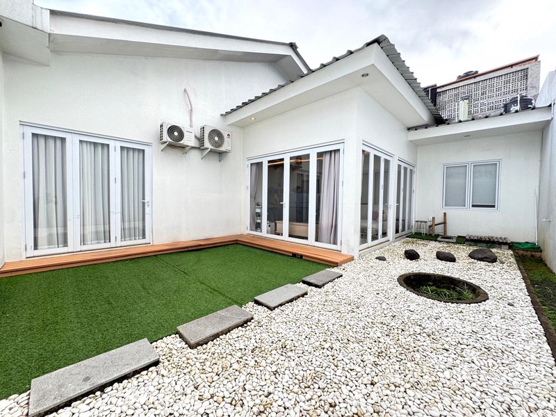 Rumah 1 Lantai Full Furnished dengan Halaman Luas di Cinere