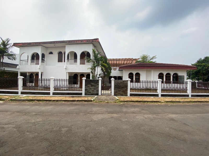 Rumah Row Jalan Lebar Posisi Hook 2 Lantai di Cinere Luas Tanah 800 m2