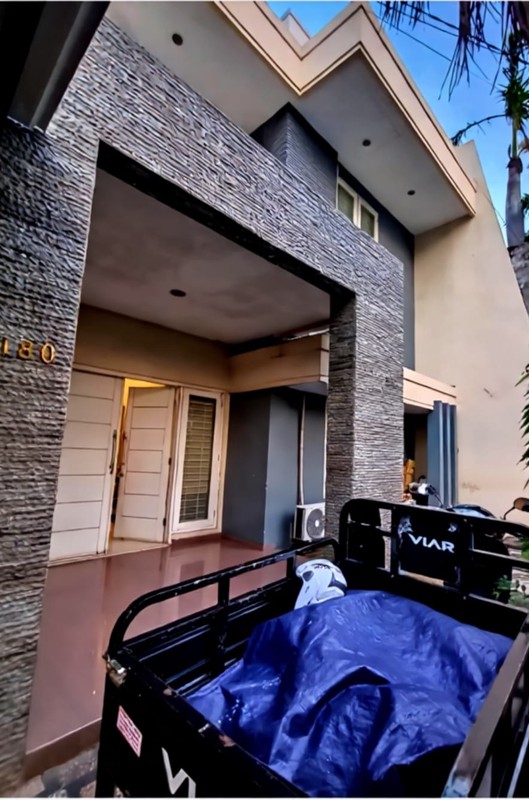 JUAL RUMAH 2 LANTAI SIAP HUNI DHARMAHUSADA INDAH BARAT