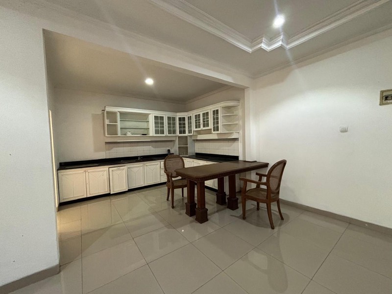 Rumah Luas di Villa Cinere Mas, Tangerang Selatan, dengan Lingkungan sangat Asri