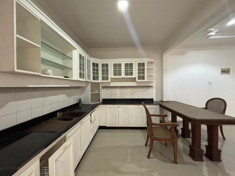 Rumah Luas di Villa Cinere Mas, Tangerang Selatan, dengan Lingkungan sangat Asri