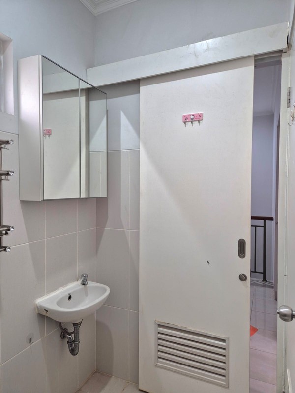 Rumah Keluarga Modern 2 Lantai di Boston Village Gading Serpong