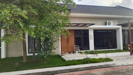 Rumah Mewah Pondok Permai Dengan Kolam Renang & Halaman Luas, Sinduadi, Mlati, Sleman