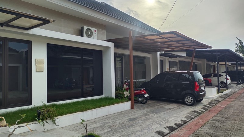 Rumah Mewah Pondok Permai Dengan Kolam Renang & Halaman Luas, Sinduadi, Mlati, Sleman