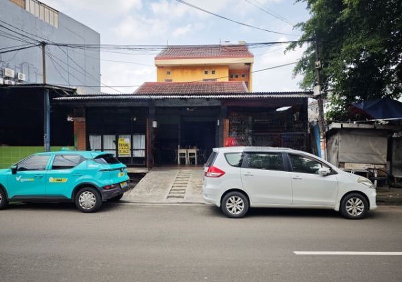Rumah Usaha, jalan ramai hanya 100m dari Makaliwe Raya, sudah tinggi dari jalan lebar muka 10m, panjang 20m