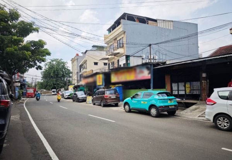 Rumah Usaha, jalan ramai hanya 100m dari Makaliwe Raya, sudah tinggi dari jalan lebar muka 10m, panjang 20m