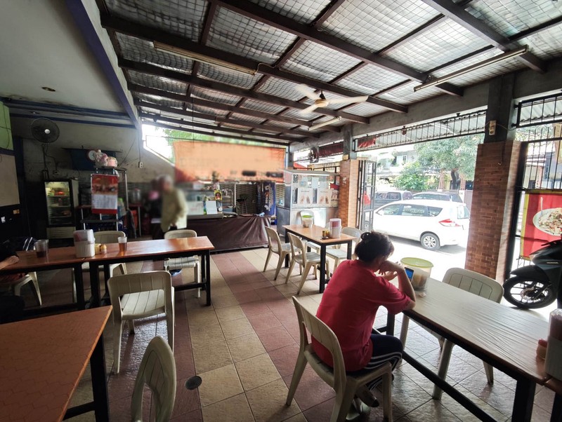 Rumah Usaha, jalan ramai hanya 100m dari Makaliwe Raya, sudah tinggi dari jalan lebar muka 10m, panjang 20m