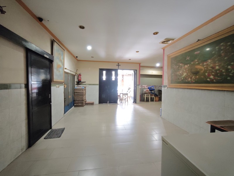 Rumah Usaha, jalan ramai hanya 100m dari Makaliwe Raya, sudah tinggi dari jalan lebar muka 10m, panjang 20m