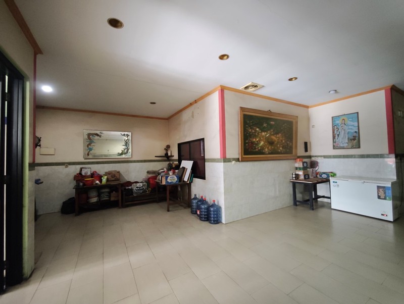 Rumah Usaha, jalan ramai hanya 100m dari Makaliwe Raya, sudah tinggi dari jalan lebar muka 10m, panjang 20m