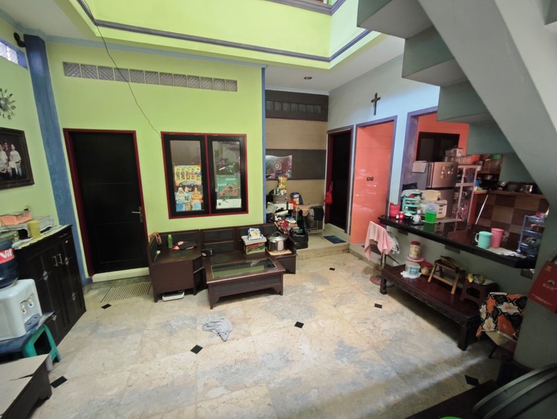 Rumah Usaha, jalan ramai hanya 100m dari Makaliwe Raya, sudah tinggi dari jalan lebar muka 10m, panjang 20m