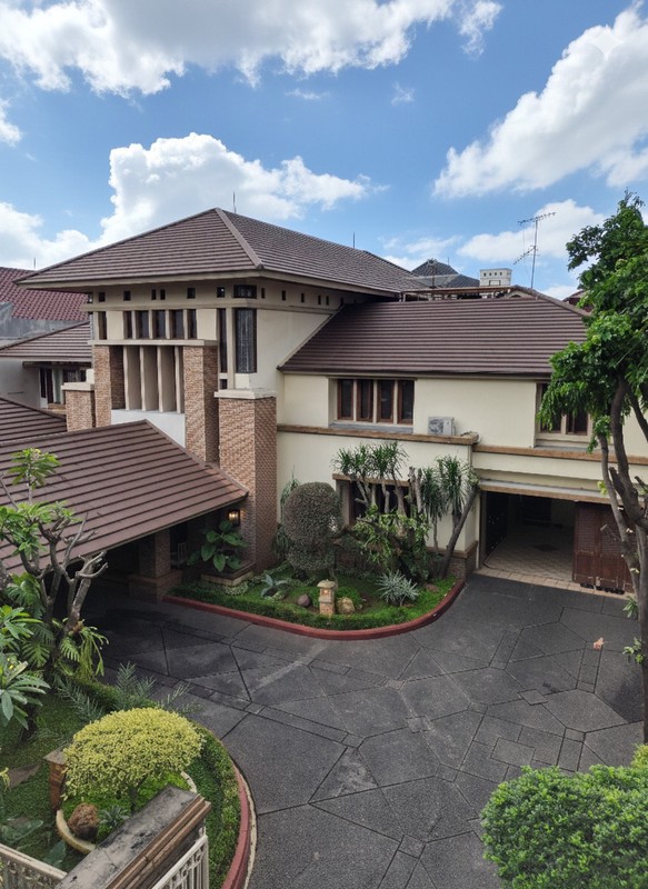 Rumah Sangat Terawat Dalam Komplek Area Kemang