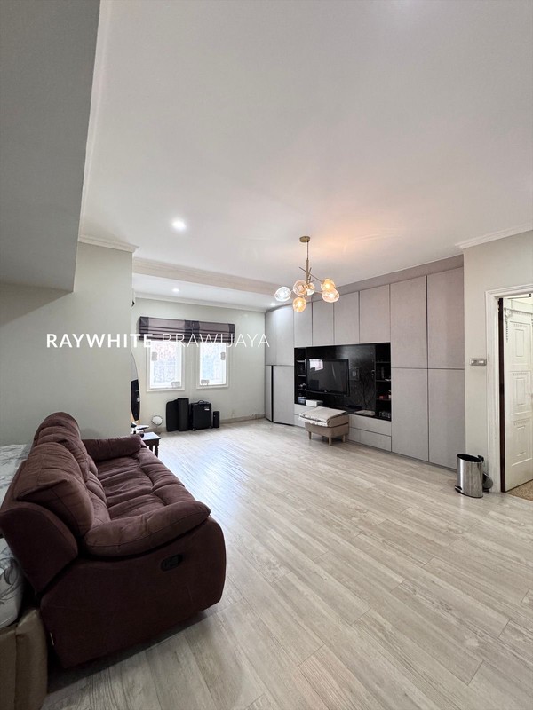 Rumah Sangat Terawat Dalam Komplek Area Kemang