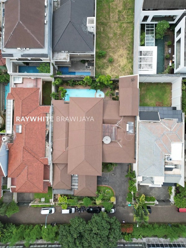 Rumah Sangat Terawat Dalam Komplek Area Kemang