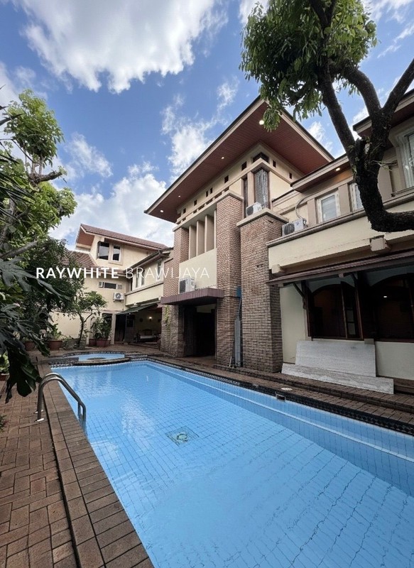 Rumah Sangat Terawat Dalam Komplek Area Kemang