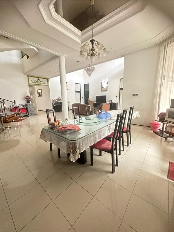 MURAH Luas 600 m2 Dijual Rumah Raya Satelit - Sukomanunggal - Surabaya Barat - Hadap Nol Jalan Raya Komersial Area Cocok Buat Segala Usaha / Dibangun Ulang Buat Pertokoan Ruko