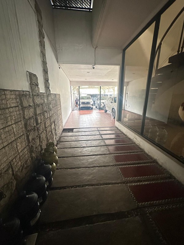 MURAH Luas 600 m2 Dijual Rumah Raya Satelit - Sukomanunggal - Surabaya Barat - Hadap Nol Jalan Raya Komersial Area Cocok Buat Segala Usaha / Dibangun Ulang Buat Pertokoan Ruko