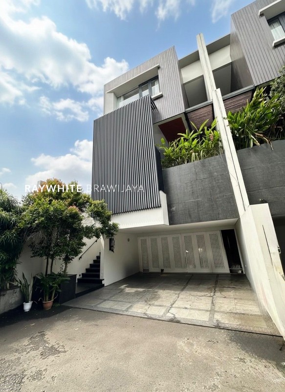 Rumah Modern Minimalist Lingkungan Tenang Area Bdn Cilandak