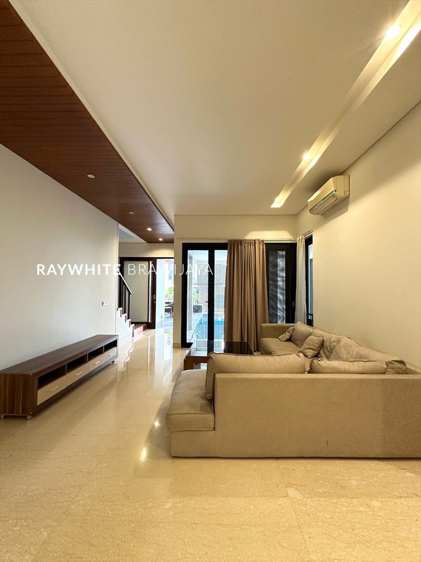 Rumah Modern Minimalist Lingkungan Tenang Area Bdn Cilandak