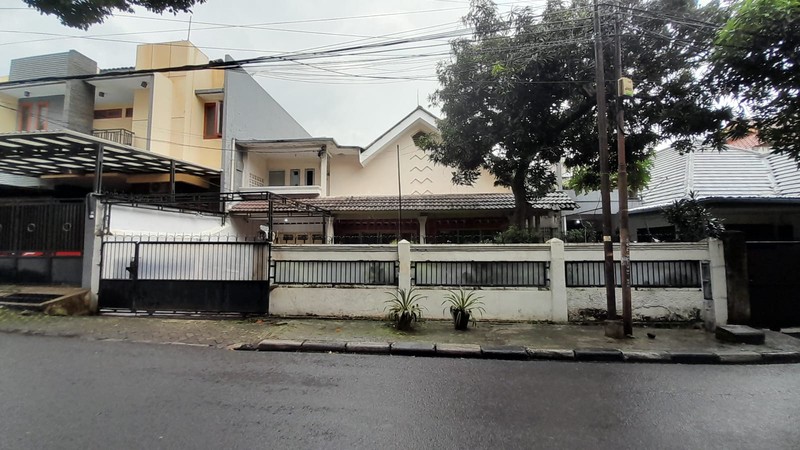 Rumah 2 Lantai Luas 492m2 Lokasi di Tebet Jaksel