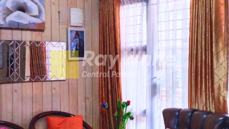 Rumah 2 Lantai Pinggir Jalan di Mekarwangi Bandung