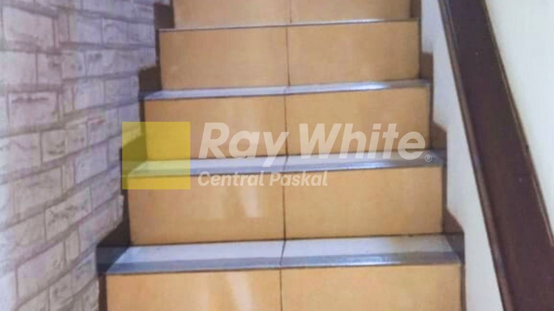 Rumah 2 Lantai Pinggir Jalan di Mekarwangi Bandung